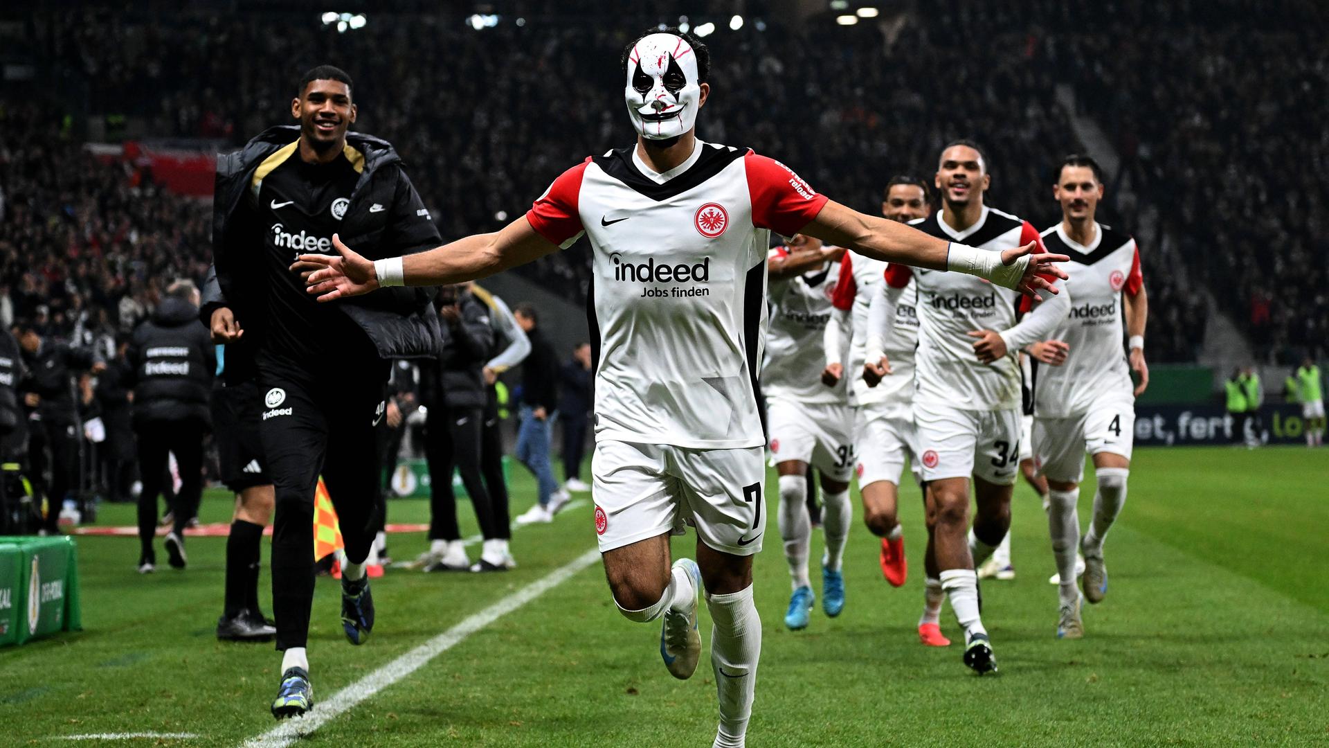 Eintracht im DFBPokal weiter MaskenMarmoush lässt Gladbach erschaudern hessenschau.de