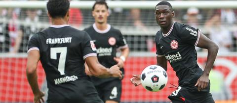 Omar Marmoush und Randal Kolo Muani mit Blick auf Ball.