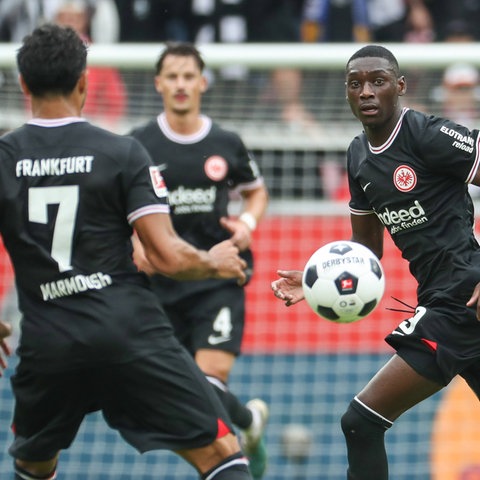 Omar Marmoush und Randal Kolo Muani mit Blick auf Ball.