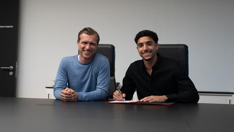 Omar Marmoush und Markus Krösche bei der Vertragsunterzeichnung.