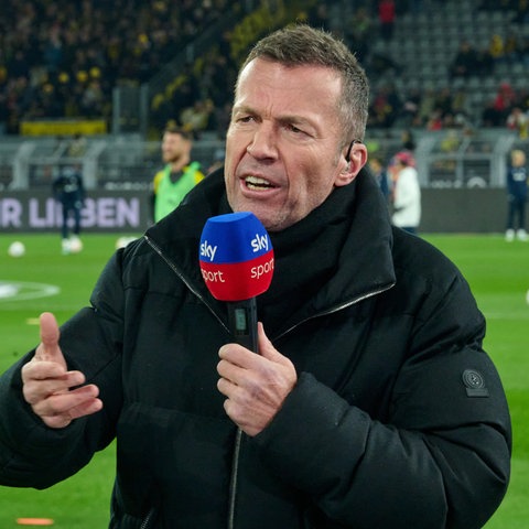 Lothar Matthäus im BVB-Stadion mit Sky-Mikrofon