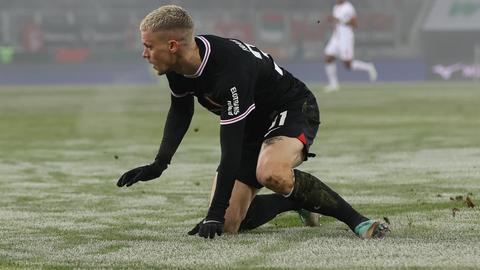 Eintracht-Linksverteidiger Philipp Max war enttäuscht nach der Niederlage in Augsburg.