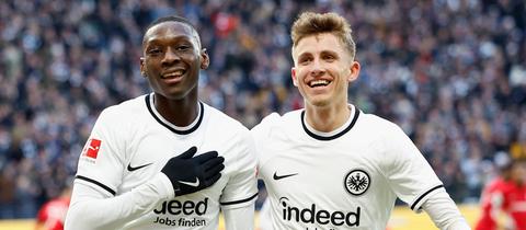 Randal Kolo Muani und Jesper Lindström bejubeln den ersten Treffer gegen Hertha.