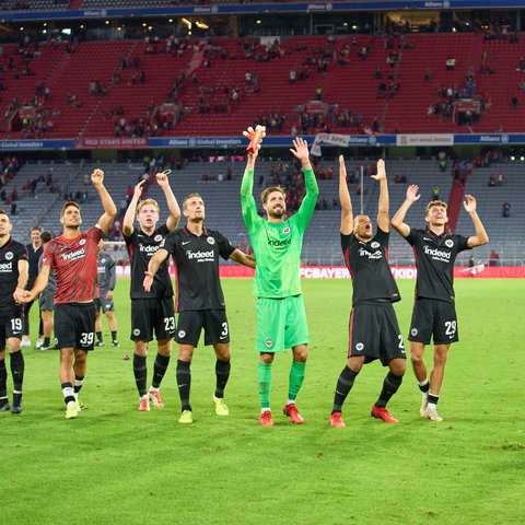 Die Eintracht feiert den Sieg in München.