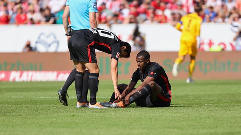 Evan N'Dicka verletzte sich beim Spiel in Mainz.
