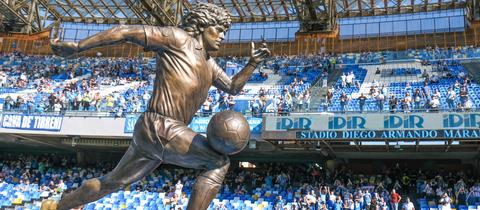 Eine Maradona-Statue steht im Stadio Diego Armando Maradona 