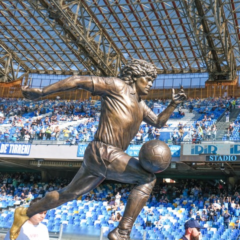 Eine Maradona-Statue steht im Stadio Diego Armando Maradona 