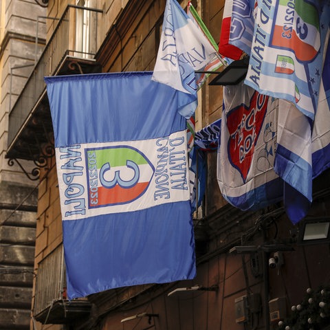 SSC-Fahnen hängen an Balkonen in Neapel