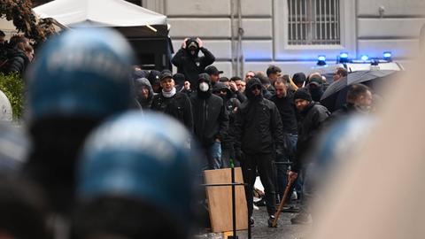 Vermummte Fans in Neapel stehen der Polizei gegenüber.