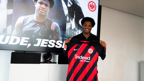 Eintracht-Neuzugang Jessic Ngankam mit seiner neuen Arbeitskleidung