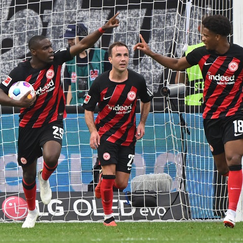 Eintracht-Neuzugang Niels Nkounkou trifft zum 1:1 gegen Köln 