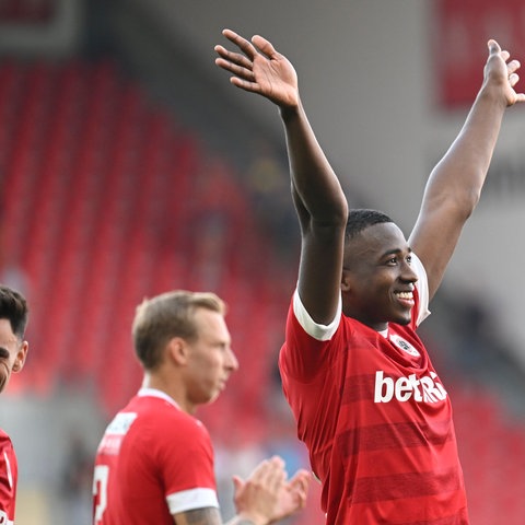 Antwerpen-Verteidiger William Pacho wird sich im Sommer Eintracht Frankfurt anschließen.