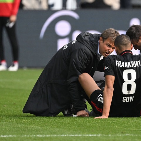 Eintracht-Mannschaftsarzt hat auch Djibril Sow schnell auf die Beine geholfen.