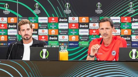 Kevin Trapp und Dino Toppmöller von Eintracht Frankfurt bei der Peressekonferenz.