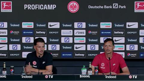 Dino Toppmöller und Robin Koch bei der Pressekonferenz