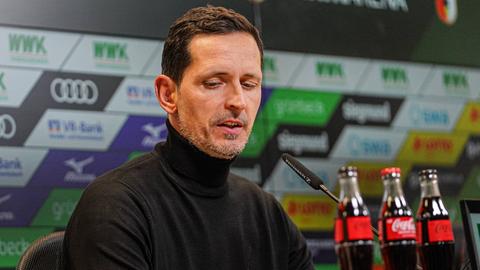 Dino Toppmöller auf der Pressekonferenz in Augsburg