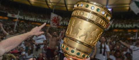 Der DFB-Pokal vor den jubelnden Eintracht-Fans 2018