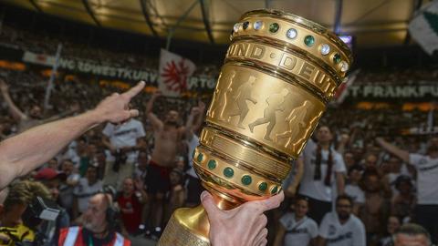 Der DFB-Pokal vor den jubelnden Eintracht-Fans 2018
