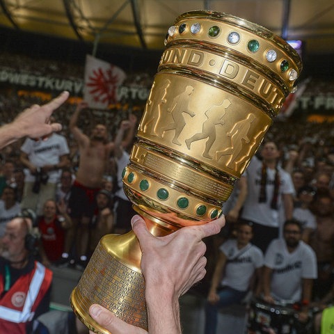 Der DFB-Pokal vor den jubelnden Eintracht-Fans 2018