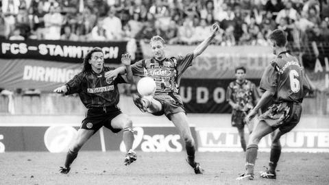 Michael Anicic (Eintracht Frankfurt) und Carsten Linke (Saarbrücken) beim Pokalspiel 1995