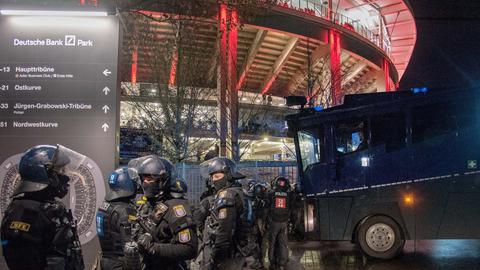 Polizei-Einsatz nach den Ausschreitungen im Eintracht-Stadion