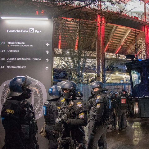 Polizei-Einsatz nach den Ausschreitungen im Eintracht-Stadion