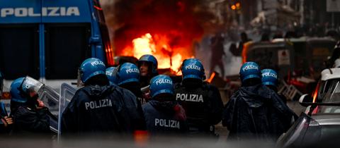 Die Polizei in Neapel während der Krawalle am Mittwoch