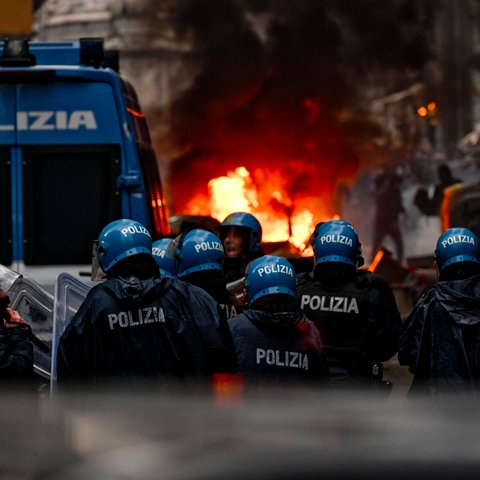 Die Polizei in Neapel während der Krawalle am Mittwoch