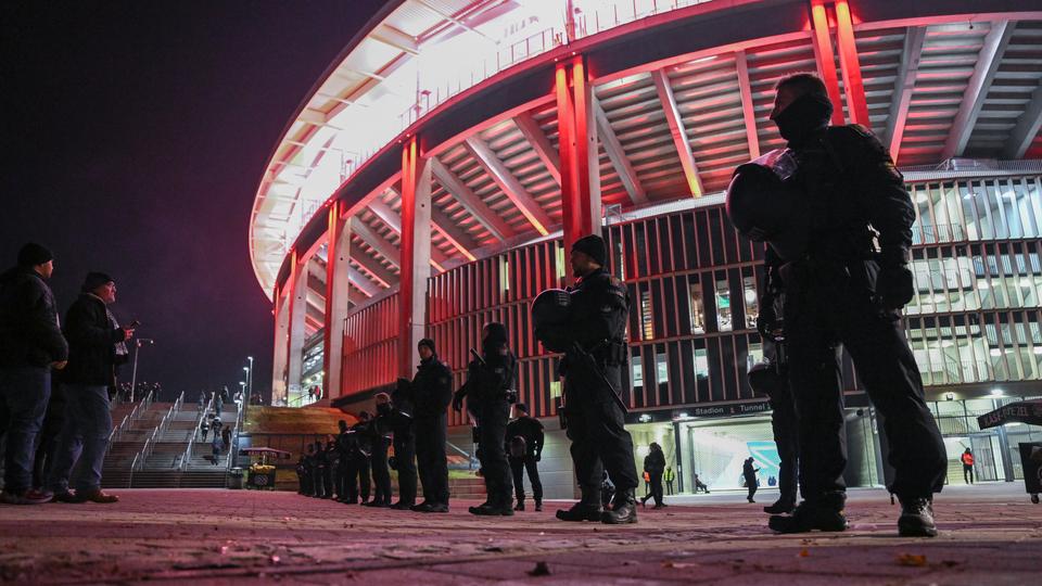 Polizeikräfte vor dem Eintracht-Stadion