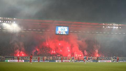 Die Magdeburger Fans zünden Pyro im Pokalspiel gegen die Eintracht