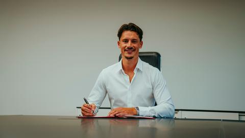 Robin Koch unterschreibt seinen neuen Vertrag bei Eintracht Frankfurt.