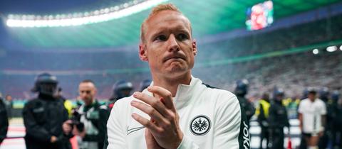 Sebastian Rode applaudiert ins Publikum