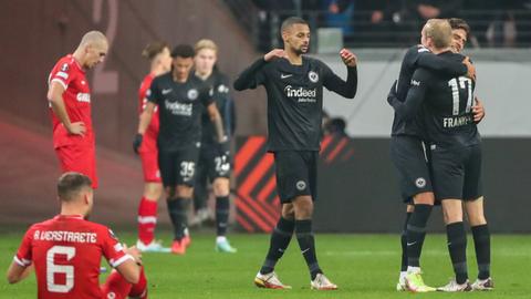 Sebastian Rode (r.) feiert mit Kollegen den Ausgleich.