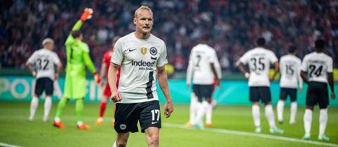 Sebastian Rode bei seiner Auswechslung im Pokalfinale.