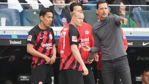 Sebastian Rode und Makoto Hasebe vor ihrer Einwechslung gegen Leipzig