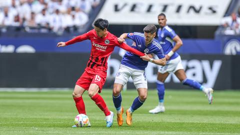 Daichi Kamada am Ball gegen Schalke