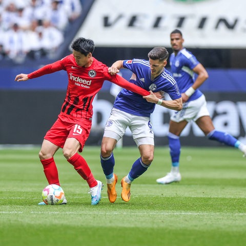 Daichi Kamada am Ball gegen Schalke