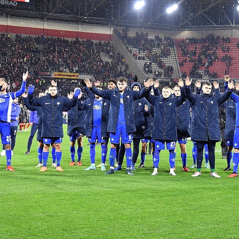 Die Lilien-Mannschaft in Freiburg vor der Kurve. 