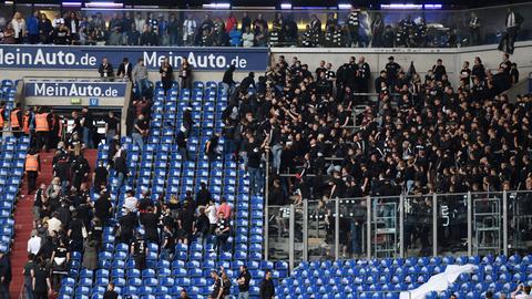 Fans des FC Schalke 04 und von Eintracht Frankfurt prügeln sich