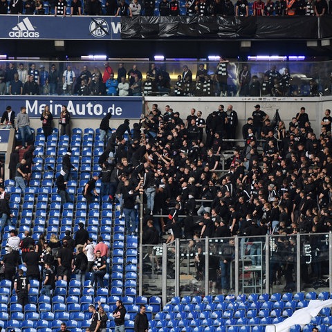Fans des FC Schalke 04 und von Eintracht Frankfurt prügeln sich