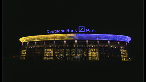 Das Frankfurter Stadion wird in blau und gelb erleuchtet.