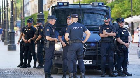 Polizisten vor dem Finale in Sevilla. 