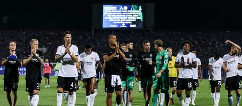 Die Eintracht-Spieler applaudieren nach dem 1:1 in Sofia den mitgereisten Fans.