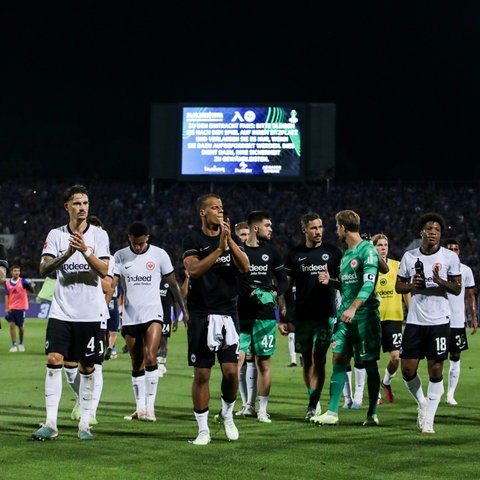 Die Eintracht-Spieler applaudieren nach dem 1:1 in Sofia den mitgereisten Fans.