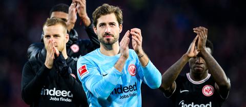 Die Spieler der Eintracht applaudieren den mitgereisten Fans in Freiburg
