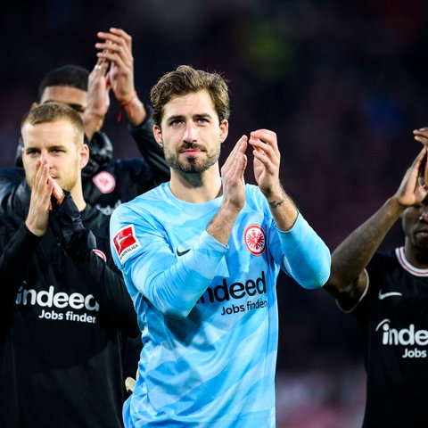 Die Spieler der Eintracht applaudieren den mitgereisten Fans in Freiburg