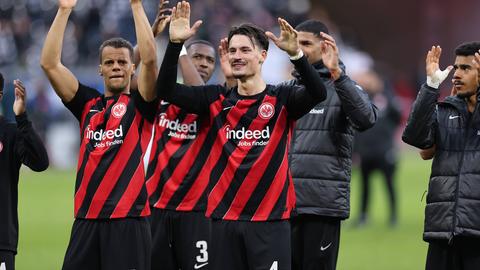 Die Eintracht-Spieler jubeln nach dem 2:2 gegen Wolfsburg in Richtung Kurve.