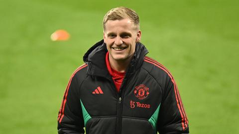 Donny van de Beek in der dicken Winterjacke von Manchester United.