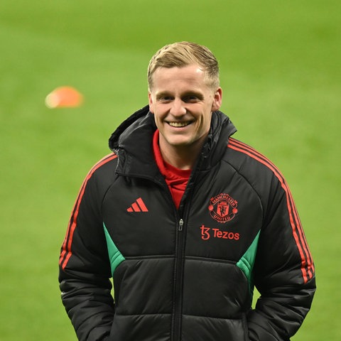 Donny van de Beek in der dicken Winterjacke von Manchester United.
