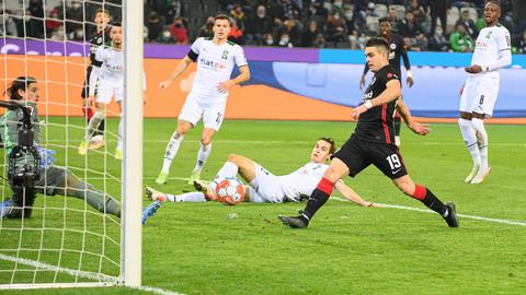 Rafael Borré trifft zum 1:0 in Mönchengladbach.